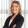 En profilbild av fastighetsmäklare Lina Erlandsson