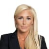 En profilbild av fastighetsmäklare Elina Vadász