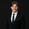 En profilbild av fastighetsmäklare Oscar Meirens