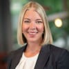 En profilbild av fastighetsmäklare Sofia Bergström