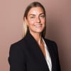 En profilbild av fastighetsmäklare Mikaela Persson