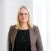 En profilbild av fastighetsmäklare Lena Broberg