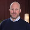 En profilbild av fastighetsmäklare Klas Hamrén