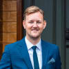 En profilbild av fastighetsmäklare Daniel Hällblad