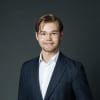 En profilbild av fastighetsmäklare Liam Ekvall