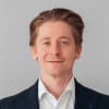 En profilbild av fastighetsmäklare Adrian Pekul
