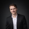 En profilbild av fastighetsmäklare Emrik Skoglund