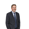 En profilbild av fastighetsmäklare Henrik Johansson