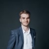 En profilbild av fastighetsmäklare Oliver Lööv