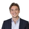 En profilbild av fastighetsmäklare Trolle Frankenberg