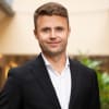 En profilbild av fastighetsmäklare Victor Werner