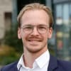 En profilbild av fastighetsmäklare Rasmus Bengtsson