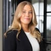 En profilbild av fastighetsmäklare Jaqueline Becker