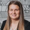 En profilbild av fastighetsmäklare Sara Nilsson