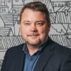 En profilbild av fastighetsmäklare Patrik Nilsson