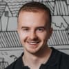 En profilbild av fastighetsmäklare Adam Bruckner