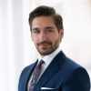 En profilbild av fastighetsmäklare Fredrik Aarskog