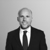 En profilbild av fastighetsmäklare Nicklas Arnesson