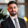 En profilbild av fastighetsmäklare Danny Ishak