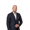 En profilbild av fastighetsmäklare Michael Johansson