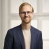 En profilbild av fastighetsmäklare Fredrik Karström