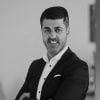 En profilbild av fastighetsmäklare Azad Pirooti
