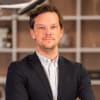 En profilbild av fastighetsmäklare Andreas Magnusson