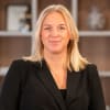 En profilbild av fastighetsmäklare Ellen Larsson