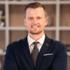 En profilbild av fastighetsmäklare Jonathan Haug