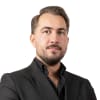 En profilbild av fastighetsmäklare Alen Nuhanovic