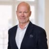 En profilbild av fastighetsmäklare Lars Falk