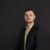 En profilbild av fastighetsmäklare Pontus Tångring