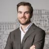 En profilbild av fastighetsmäklare Casper Christensen