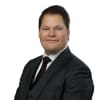 En profilbild av fastighetsmäklare Adam Lindberg