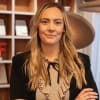 En profilbild av fastighetsmäklare Emelie Falkman