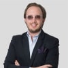 En profilbild av fastighetsmäklare Henrik Hammarstrand