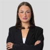 En profilbild av fastighetsmäklare Maja Olofsson