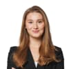 En profilbild av fastighetsmäklare Malin Kolak