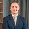 En profilbild av fastighetsmäklare Filip Hellberg