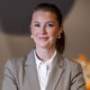 En profilbild av fastighetsmäklare Rebecca Jansson
