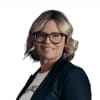 En profilbild av fastighetsmäklare Carola Axling