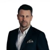 En profilbild av fastighetsmäklare Tobias Törnqvist
