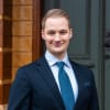 En profilbild av fastighetsmäklare Jonas Lindeberg