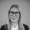 En profilbild av fastighetsmäklare Josefin Tumegård