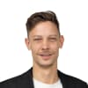 En profilbild av fastighetsmäklare Simon Claesson