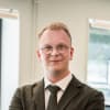En profilbild av fastighetsmäklare Henrik Björkman