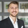 En profilbild av fastighetsmäklare Marcus Rönnberg