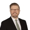 En profilbild av fastighetsmäklare Daniel Samuelsson