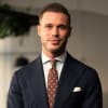 En profilbild av fastighetsmäklare Viktor Milovanovic