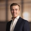 En profilbild av fastighetsmäklare Alexander Widerlöv